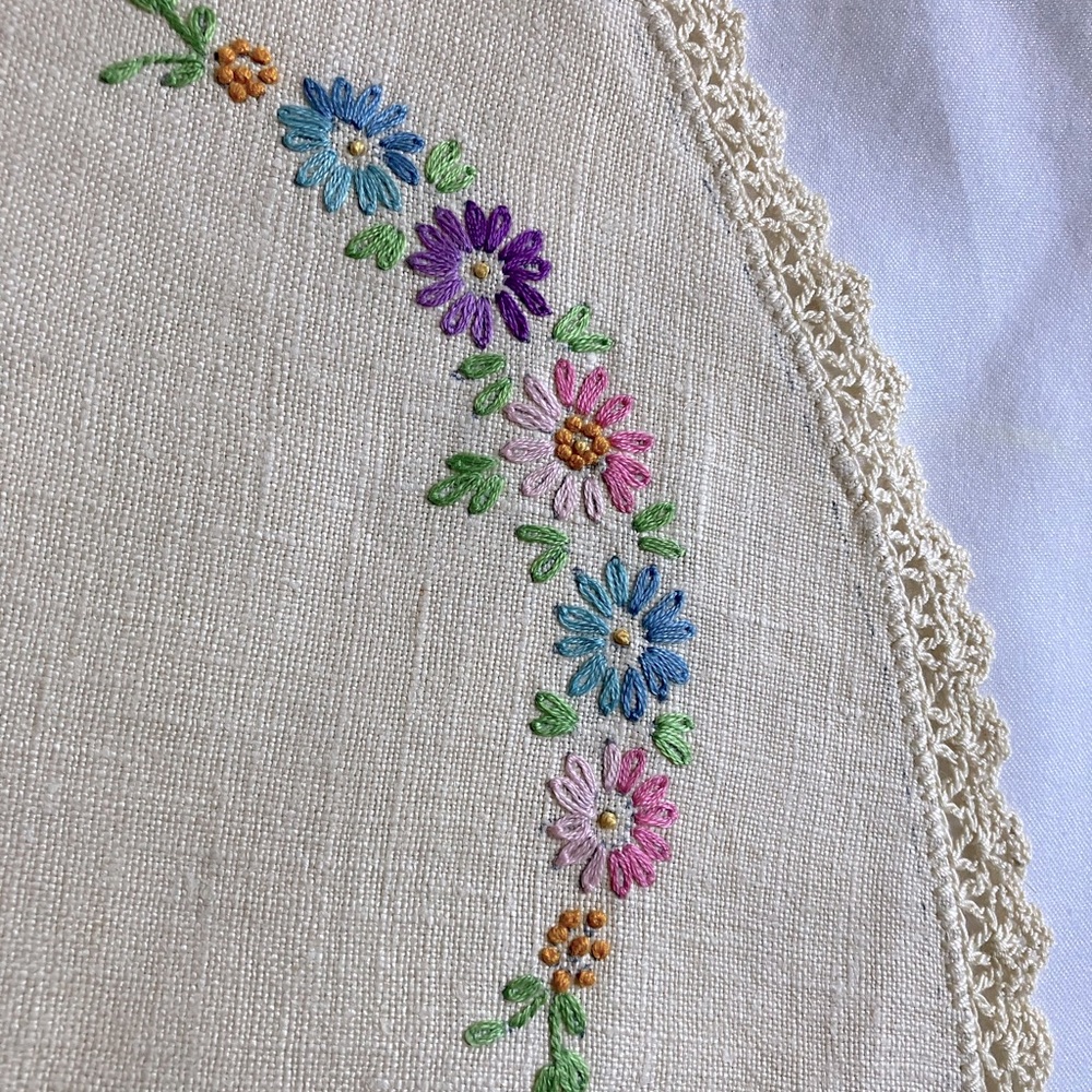 VINTAGE Embroidered Round Linen Tablecloth Diolies with Hand Embroidered… - Picture 6 of 8